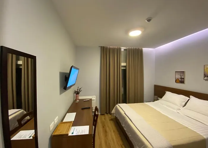 In Center ティラナ